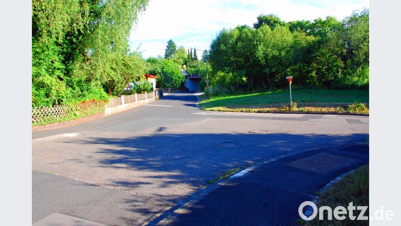An dieser Stelle trifft die Breslaustraße auf den Hitzelmühlweg, der zur Unterführung der Bahnlinie führt. Rechts daneben könnte einer alten Planung folgen eine neue Unterführung für den Autoverkehr entstehen. Die ursprüngliche Verbindung zum Loderhof würde dann weiter als Geh- und Radweg genutzt. Bild: Andreas Royer