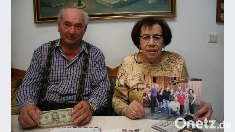 Den 50 Dollarschein haben Marianne und Adalbert Zeitler nie eingelöst. „Wir wollten das wertvolle Erinnerungsstück einfach behalten.“ Ein Foto erinnert an das letzte Treffen am Hof, zusammen mit den Angehörigen der Geretteten. Marianne Zeitler hält es in der Hand. wro