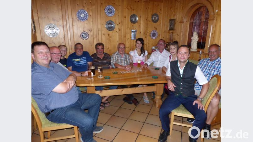 Die Kartenrunde im Gasthof Wolfringmühle und drei Generationen der Auerbachs: In der Bildmitte Anton Auerbach, rechts daneben Enkelin Katharina, Sohn Josef und Schwiegertochter Renate sowie Thomas Auerbach. Völkl