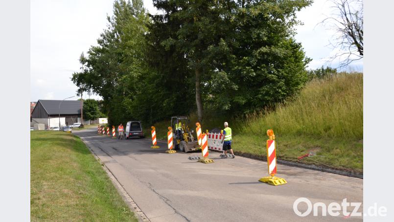 Die Firma Fugen-Tec aus Hünfelden hat mit der Säuberung der Granitrandzeilen begonnen. Danach soll der Asphalt abgefräst und durch Flüsterasphalt ersetzt werden. Während der rund 14-tägigen Arbeiten ist die Ortsdurchfahrt in diesem Bereich mit Ampelanlage nur einseitig befahrbar.