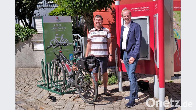 Thomas Klinger (links) und Bürgermeister Konrad Kiener nehmen die neue E-Bike-Ladestation in Betrieb twi