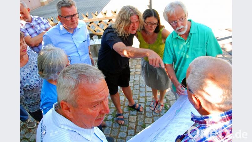 Zusammen mit der SPD-Stadtratsfraktion hörte sich Bürgermeister Michael Göth am Hitzelmühlweg die Einwände der Anwohner an. Bild: Andreas Royer