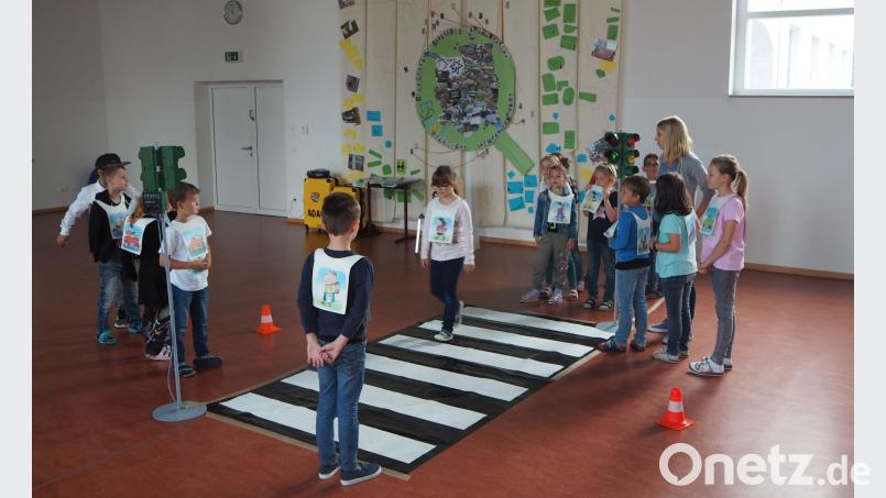 Beim ADAC-Sicherheitstraining lernen die Grundschüler unter anderem das richtige Verhalten an einem Zebrastreifen. gz