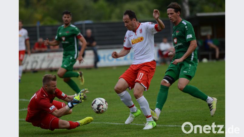 In dieser Szene scheiterte Sebastian Freis (weißes Trikot) noch an Schweinfurts Keeper Alexander Eiban. Kurze Zeit später traf der Jahn-Angreifer zum zwischenzeitlichen 3:1 gegen Schweinfurt. HAM