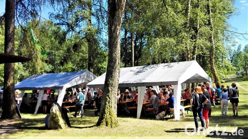 Feiern im Zelt ist viel schöner, als in der prallen Sonne. Das OWV-Waldfest im Kohlberger Ortsteil Schlemm zieht jedes Jahr viele Besucher an. Heuer nützen die Veranstalter die Gelegenheit und sammeln gleich Unterschriften für ein Volksbegehren. jml
