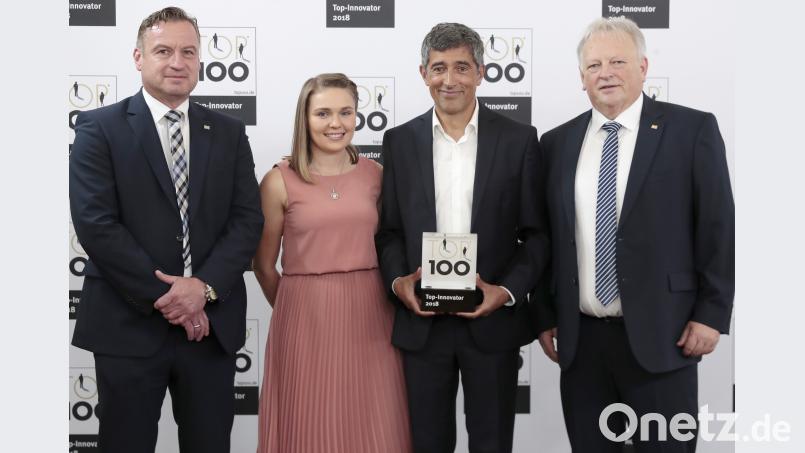 Die „TOP 100“-Preisverleihung fand in Ludwigsburg statt. Im Bild (von links) H. Linhart, regionaler Serviceleiter Stuttgart, Fr. Ring, Technische Service-Organisation, Mentor H. Yogeshwar und Robert Eibl, Geschäftsführer der MMM. exb