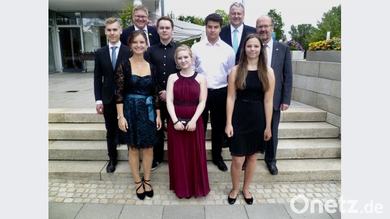 OB Michael Cerny (hinten links) und Landrat Richard Reisinger (hinten rechts) freuten sich mit Schulleiter Martin Wurdack (mittlere Reihe rechts) über das Einser-Abitur dieser jungen Leute. Vorne von links Tamara Scholle (1,5), Janna Pichl (1,4) und Anna-Lena Streckenbach (1,4), dahinter von links Marcel Sauer (1,2), Simon Moser (1,3) und Robert Weich (1,3). Bild: Uschald (usc)