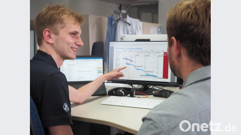 Vom Studenten zum Entwicklungsingenieur zum Projektleiter: Marcel Hanisch (links) macht nach dem Abitur Karriere bei ZF. ZF