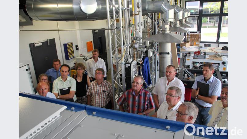 Im Institut für Energietechnik an der OTH Amberg: Interessiert zeigten sich die AOVE-Verantwortlichen an der digitalen Erfassung von Energiedaten über Sensoren, die Maximilian Conrad im Kompetenzzentrum für Kraft-Wärme-Kopplung vorstellte. exb