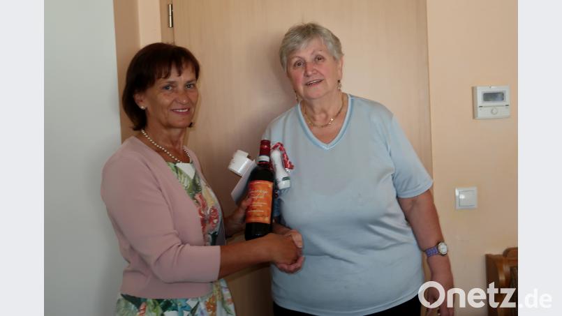 Gerlinde Sossalla (links) gratuliert im Namen des 1.SKC ihrer Vereinschefin Karolina Humig. adj