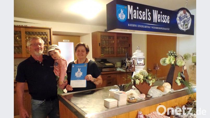 Allen Grund zur Freude haben Heribert Veigl ´(mit dem dreijährigen Enkel Damian) und seine Ehefrau Rita. Ihr Gasthaus Veigl gehört zu den 100 besten Heimatwirtschaften Bayerns. br