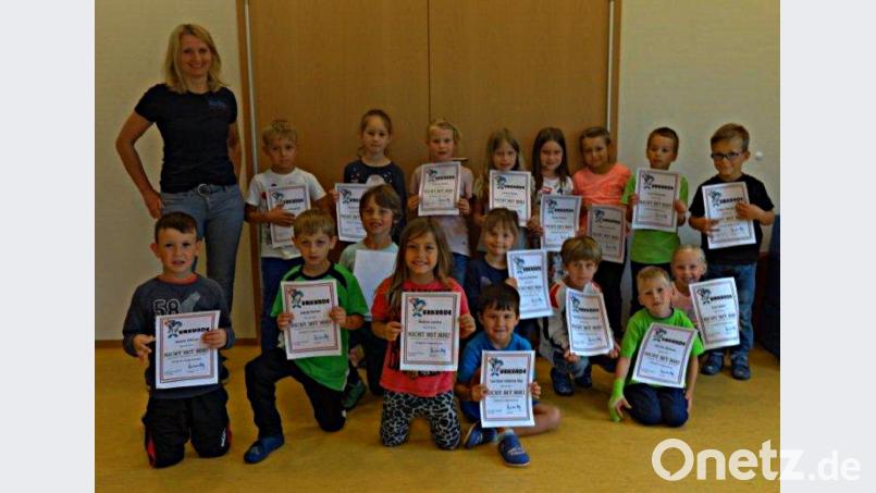 Martina Heigl (links) vermittelte den Kindern Wissen im Umgang mit gefährlichen Situationen. nib