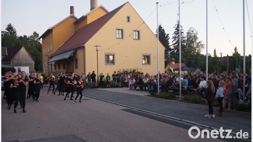 Ein Höhepunkt beim Sommernachtsfest der „Hubertus“-Schützen ist der Auftritt der AWO-Tanzgruppe „Grün-Weiß“ aus Oberviechtach vor einer gewaltigen Zuschauerkulisse. gz