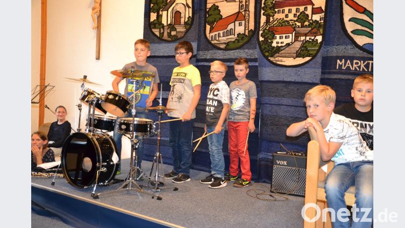 Das Jahresschlusskonzert der Musikschule ist sehr unterhaltsam. Die Schlagzeuggruppe „The Jumper“ wird beim „Jump“ sehr laut. gi