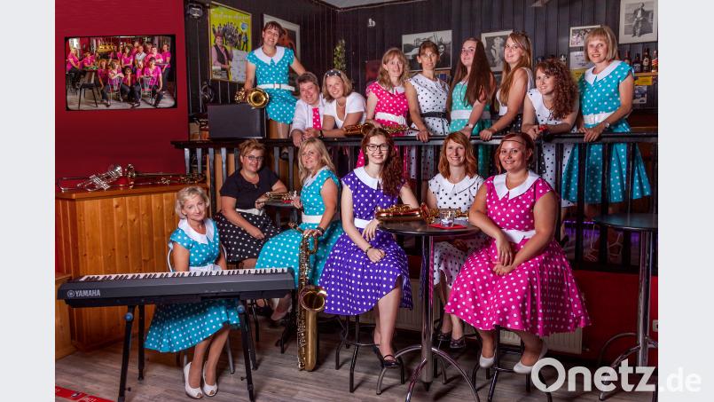 Die Waidhauser Damen Big-Band stellt ihr großes Repertoire bei der Serenade auf der Rathaus-Piazza vor. exb
