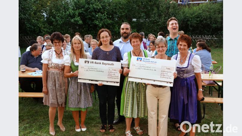 Beim bayerischen Abend im Pfarrgarten spendet der Katholische Frauenbundes 2000 Euro: (von links) Monika Voit, Christine Mayer, Stefanie Lauterbach und Christian Herzing (beide Diakonie Weidenberg), Renate Hirschmann, Andrea und Marco Weinkopf (beide Verein „Hilfe für das behinderte Kind“ aus Bayreuth )und Agnes Dötsch. bkr
