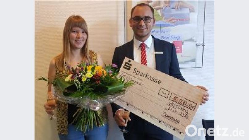 Die strahlende Gewinnerin Maria Schwandner und ihr Kundenberater David Raab. exb