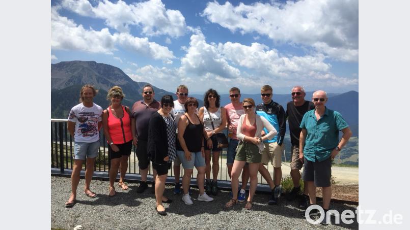 Löwenfans vor weiß-blauem Himmel soj