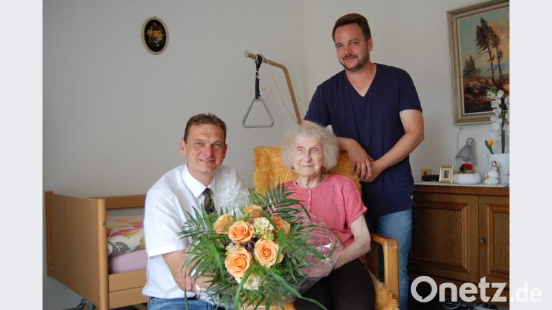 Margareta Schlosser freut sich über die Glückwünsche von Ernst Schicketanz (links) und Philipp Späth. sm