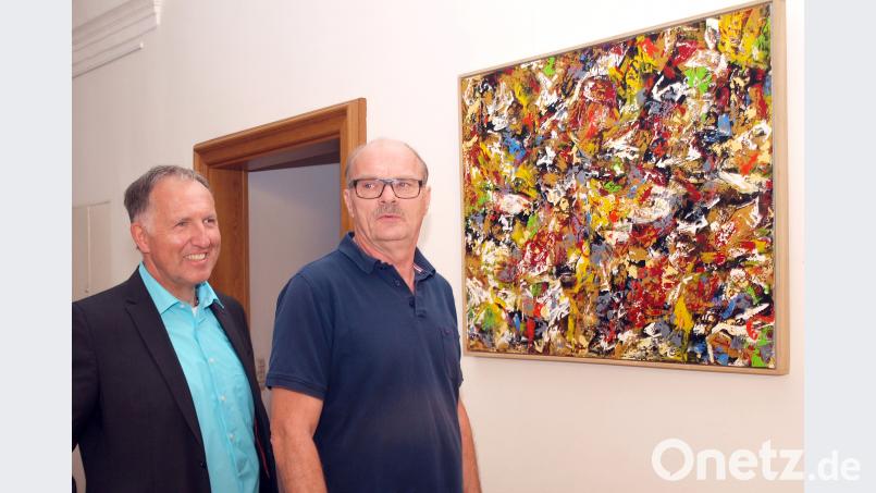 Gerd Seidel und Siegfried Link bei der Kunstausstellung 2017 vor einem großformatigen Ölgemälde Links. sön