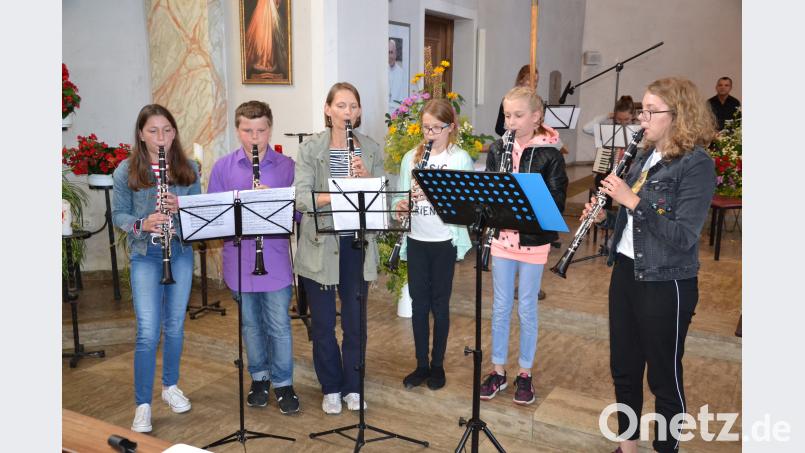 Die Klarinettengruppe präsentiert sich mit „Farewell to the Forest“ von F. Mendelsohn Bartholdy mit ihrer Lehrerin Daniela Ermer. gi