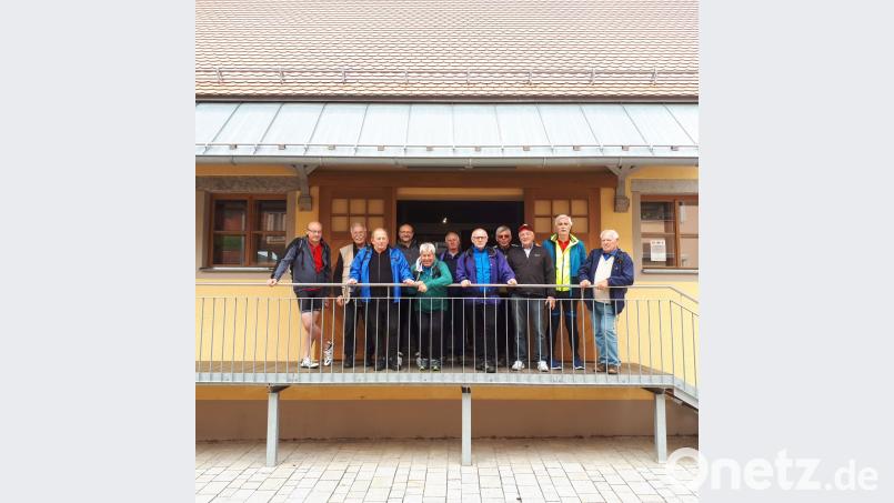 Eine Radlgruppe besichtigt die Rosenquarzstadt. exb