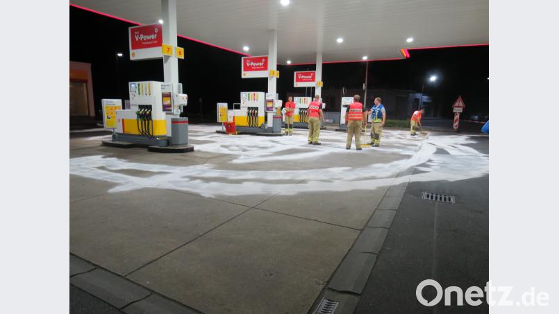 DieTankstelle musste für die Reinigungsarbeiten zweieinhalb Stunden geschlossen bleiben. Polizei