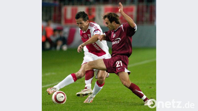 Tschechischer Zweikampf in der Champions-League: Tomas Polacek (rechts), spektakulärer Neuzugang bei der SG Waidhaus/Pfrentsch, spielte mit Sparta Prag in der Saison 2005/06 in der Königsklasse. Dabei traf er in der Partie gegen Ajax Amsterdam auch auf Landsmann Tomas Galasek (links). Galasek spielte später beim 1. FC Nürnberg und war auch Trainer bei der SpVgg SV Weiden. Michal Kamaryt/dpa