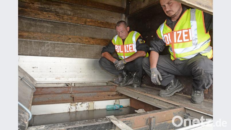Gericht vor dem Landgericht Weiden. Polizeibeamte fahren den Klein-Lkw, den die Angeklagten für mehrere Schleppungen benutzt haben sollen, vor. Richter und Anwälte machen sich selbst ein Bild. Gabi Schönberger