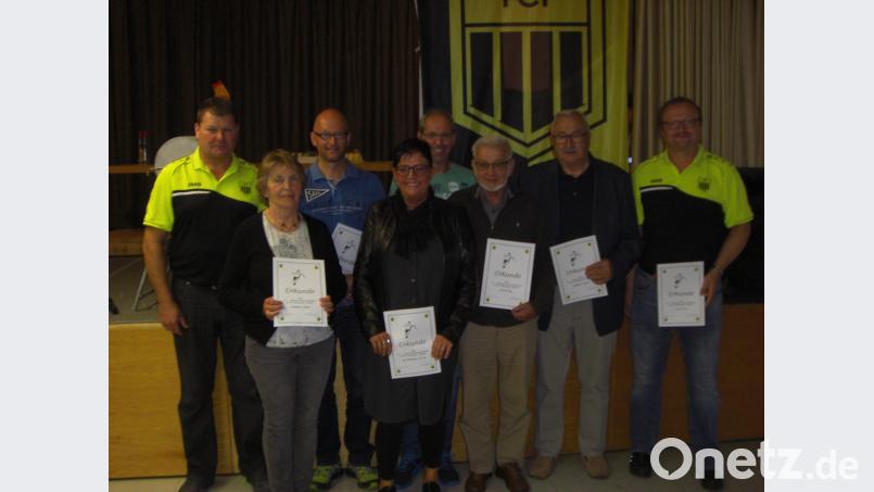 3. Vorsitzender Hermann Kuttich (links) und Kassier Uwe König (rechts) gratulieren den Mitgluieden, die seit 40 und 65 Jahre dem FC Freihung angehören. rth