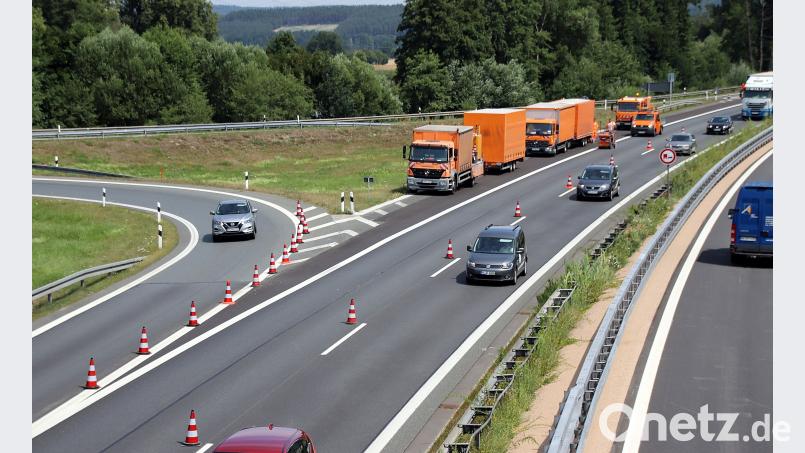 Überall dort werden an den Autobahn Zu- und Ausfahrten von der Autobahnmeisterei Schwandorf Teile der Markierung ausgebessert. „Die Markierungen waren nur aufgesprüht worden, als die Lärmschutzsanierung der Fahrbahn erledigt war; jetzt werden sie neu gemacht“, informierte Leiter Mathias Klisch von der Autobahnmeisterei. Die Arbeiten dauern jeweils nur einen Tag, wobei der Verkehr durch die kurzfristige Verengung auf eine Fahrbahn behindert wird. Thomas Dobler