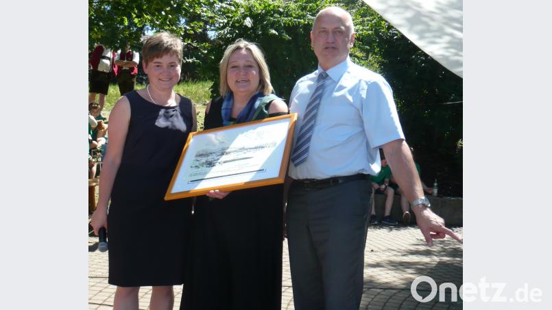 Die Bürgermeister Sonja Meier und Walter Schauer überreichten an Christine Schneider (Mitte) ein Gemälde von Robert Bergschneider. amö
