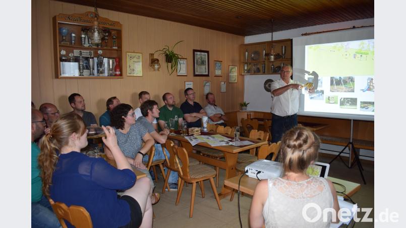 Bürgermeister Richard Tischler stellte drei Varianten für die Ausgestaltung des neuen Spielplatzes vor. Den Eltern gefielen sie. Bild: bnr