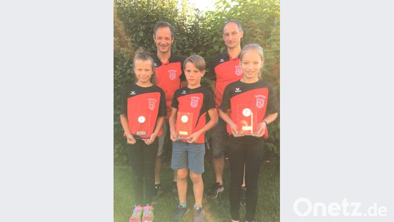 Leonie Essler, David Hartwig und Annika Schön (von links) sind in ihren Klassen Oberpfalzcup-Sieger geworden. Dafür ehrten sie Trainer Alexander Schön und Christian Enslein (von links). tu