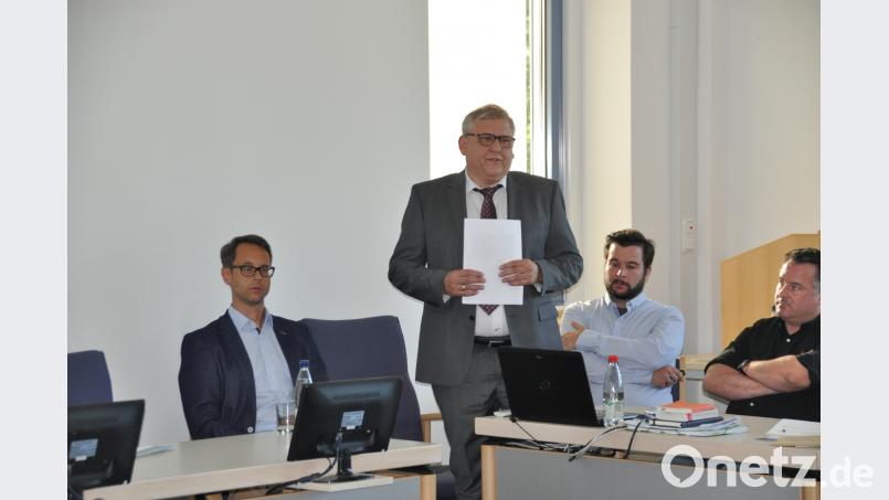 Primus-Geschäftsführer Jürgen Meyer-Menz (stehend) steht den Gemeinderäten Rede und Antwort zu einer möglichen Photovoltaikanlage entlang der Bahnlinie Kirchenlaibach–Weiden. ak