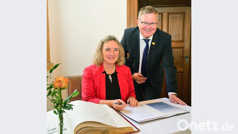 Familienministerin Kerstin Schreyer und OB Michael Cerny freuen sich über die vollzogene Unterschrift zur Gründung des Zentrums für Medienkompetenz. Petra Hartl