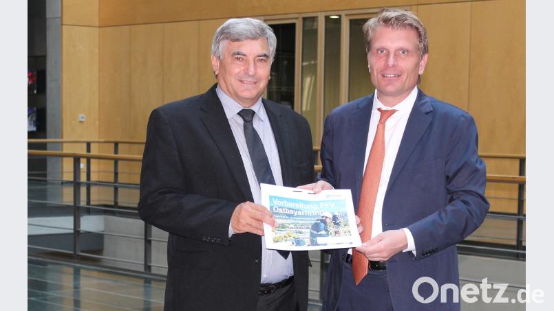 Staatssekretär Thomas Bareiß (rechts) vom Wirtschaftsministerium sprach mit MdB Karl Holmeier zum Thema Verkabelung des Ostbayernrings. Bild: exb