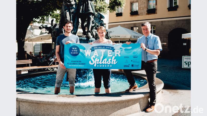 Das erste Ferienwochenende in Amberg wird nass! Auf dem Marktplatz startet das Watersplash-Event. Franz von Klenck (Vize-Präsident Round Table 235 Amberg-Sulzbach), Simone Plail und Thomas Eichenseher (beide Stadtmarketing Amberg, von links) präsentierten das Banner dazu. Dominik Lenz