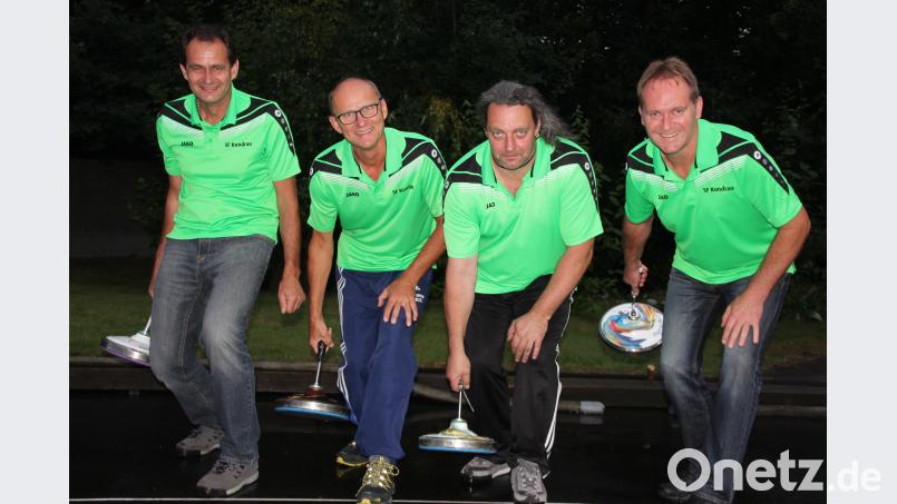 Sie haben gut lachen: Erstmals in der Vereinsgeschichte steigen die Asphaltstockschützen der Kondrauer Sportfreunde in die Landesliga auf. Unser Bild zeigt von links: Gerald Schnurrer, Matthias Schnurrer, Thomas Klein und Thomas Lochner. Rosner, Konrad