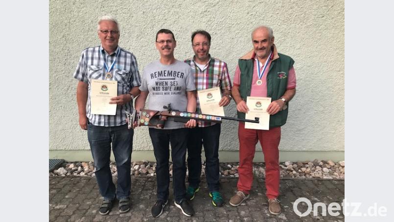 Die glücklichen „Meisterschützen“. Von links: Josef Legath, Winfried Haas, Schützenmeister Ralf Kastner und Ehrenschützenmeister Hans Englmann sind die bayerischen Landesmeister in der Disziplin Zimmerstutzen. hkö