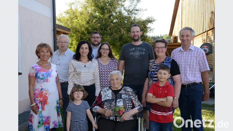 Anna Hösl freut sich über die zahlreichen Glückwünsche zum 90. Geburtstag. bey