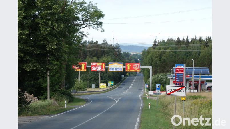 Auf 25 Jahre Partnerschaft können Waidhaus (im Hintergrund) und Rozvadov heute stolz sein. Die historische Grenzstraße verbindet beide Kommunen auf kürzester Strecke. Josef Forster