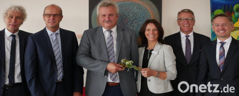 Zufriedene Gesichter nach der Einweihung des neuen Ärztehauses, von links: Wolfgang Lippert, Kliniken AG-Vorstand Josef Götz, Reiner Fröhlich, Krankenhausleiterin Claudia Kost, Franz Stahl und Tobias Reiß. TR