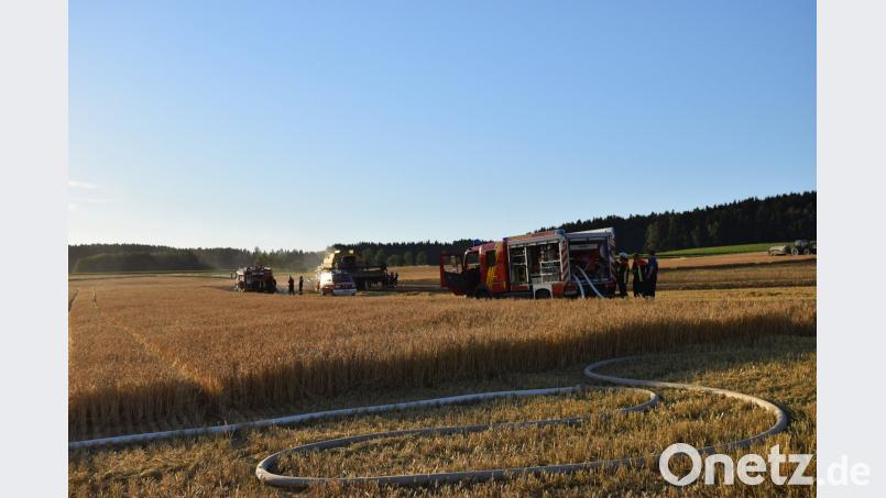 Bei Rottendorf brannte ein Mähdrescher. Jürgen Masching