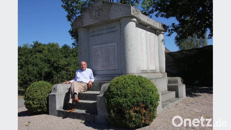 Für das Foto hat Friedrich Brych, Vorsitzender des Denkmalpflegevereins, auf den Stufen des Ehrenmals Platz genommen. Die wiedererrichtete Gedenkstätte ist nun offiziell in die Denkmalliste aufgenommen. Mardanow