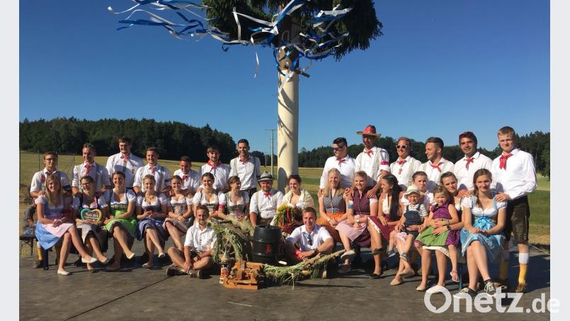 Nach dem Austanzen mit den Spitzboum freuen sich die Kirwapaare mit dem neuen Oberkirwapaar. Der Baum als Wahrzeichen musste mit viel Muskelkraft und Schweiß in die Senkrechte befördert werden. rtw
