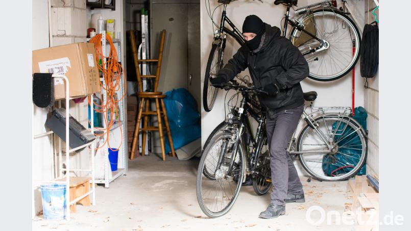 Ist das Fahrrad im Keller oder in der Garage eingesperrt, greift bei Diebstahl die Hausratsversicherung. Picture-Factory/stock.adobe.com