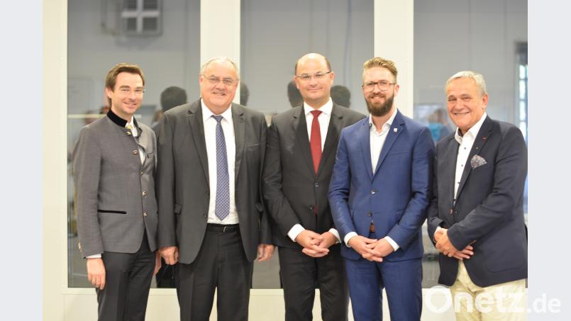 Zu Einweihungsfeier reiste auch der bayerische Finanzminister Albert Füracker (Dritter von links) an. Bei den Feierlichkeiten mit dabei waren auch (im Bild von links) CSU-Kreisvorsitzender Stephan Oetzinger, Bezirkstagsvizepräsident Lothar Höher, BAM-Geschäftsführer Marco Bauer und Oberbürgermeister Kurt Seggewiß. exb