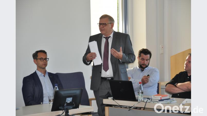 Primus-Geschäftsführer Jürgen Meyer-Menz (stehend) steht den Gemeinderäten Rede und Antwort zu einer möglichen Photovoltaikanlage entlang der Bahnlinie Kirchenlaibach–Weiden. ak