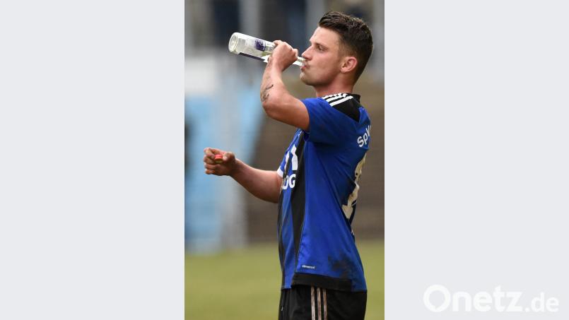 Nach dem Führungstreffer ein Schluck aus der Pulle: Josef Rodler erzielte das 1:0. Alfred Schwarzmeier [AF] (alfred.schwarzmeier@oberpfalzmedien.de)